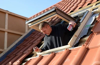 Pose de fenêtres de toit Velux à Tréglonou